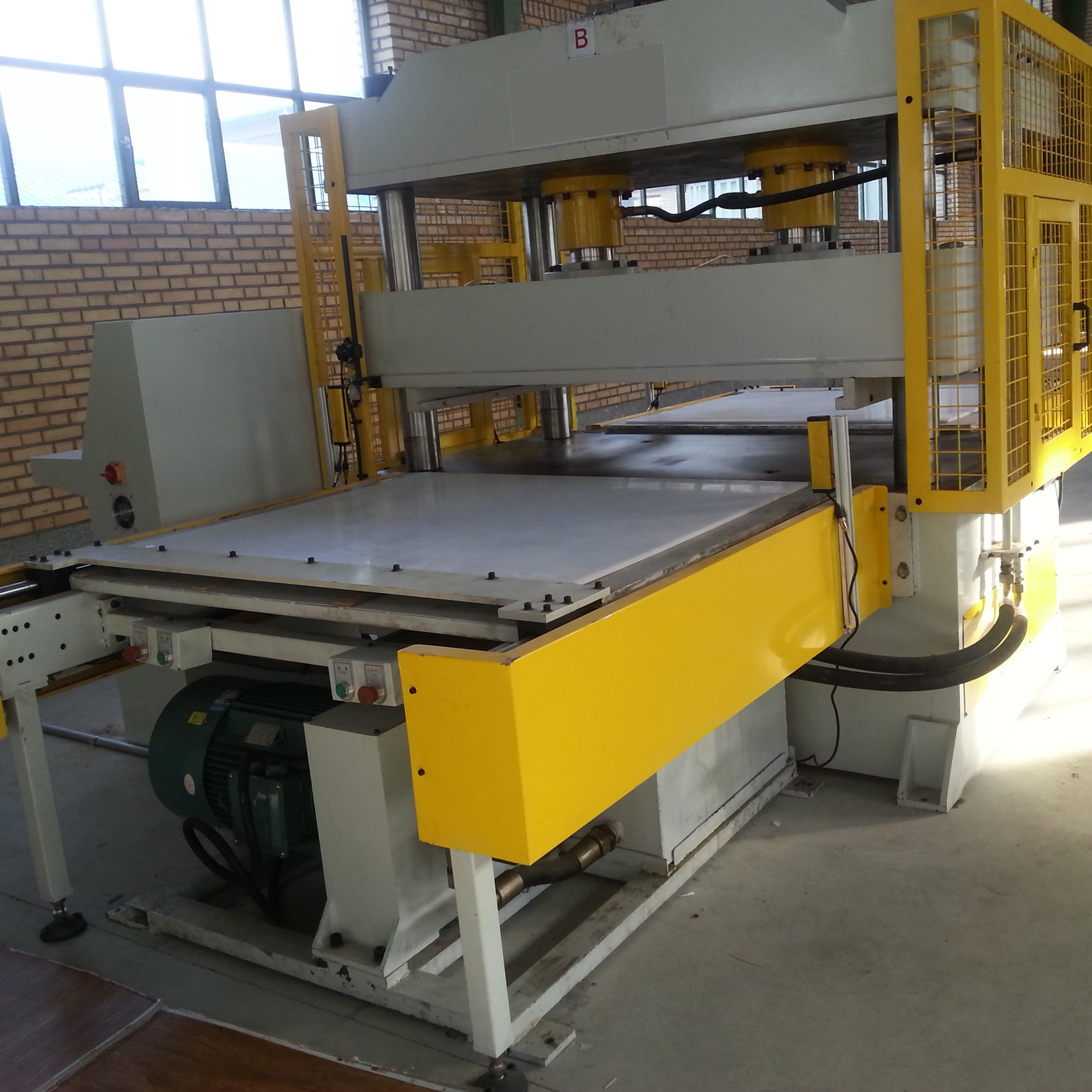 Cutting Machine For PVC Floor Tiles Production